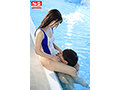 スイミングNTR 競泳水着の健康的で絞まった肉体 美女インストラクターがハマった愛する彼の知らないビショ濡れゲス浮気 潮美舞2